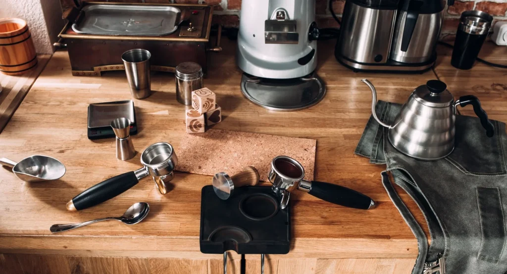 Uma mesa cheia de acessórios para fazer café