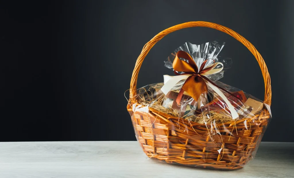 Cesta de presentes em uma mesa e fundo preto