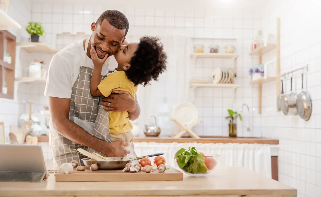 Pai na cozinha com sua filha