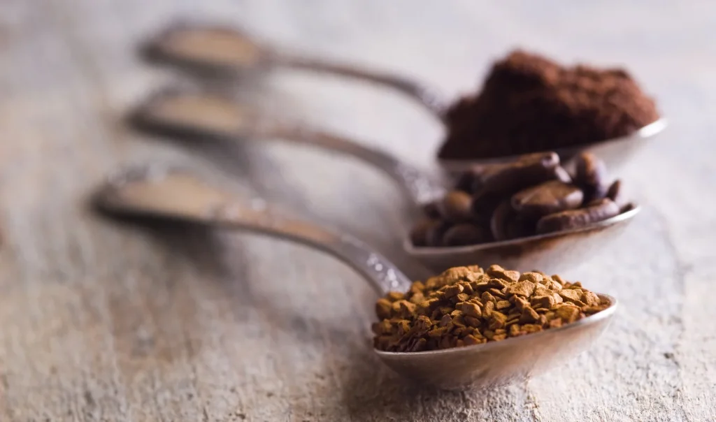 Três colheres com três tipos de café