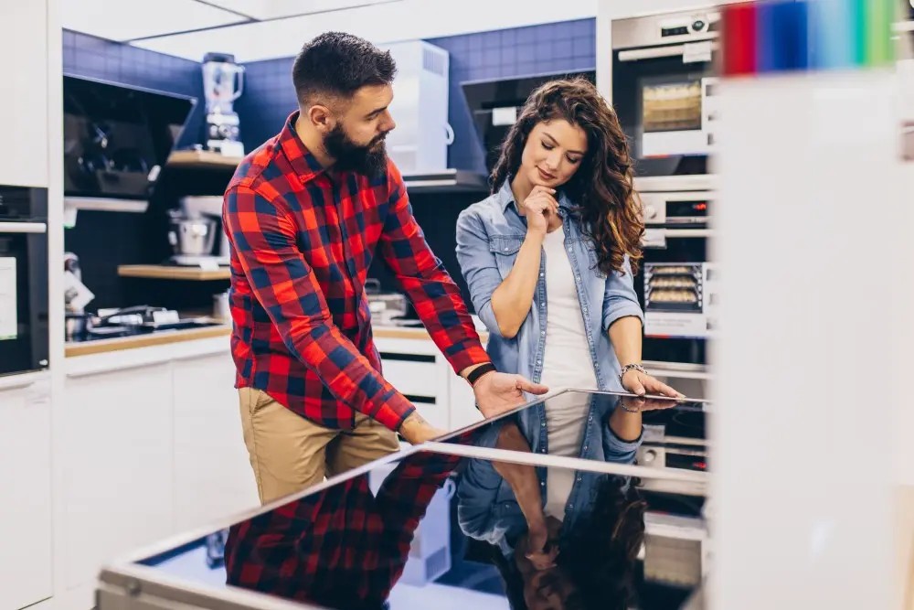 Casal em loja escolhendo o melhor cooktop