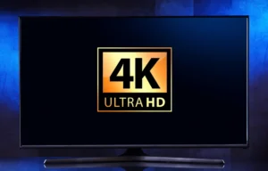 Uma televisão de tela plana exibindo um ícone 4K Ultra HD